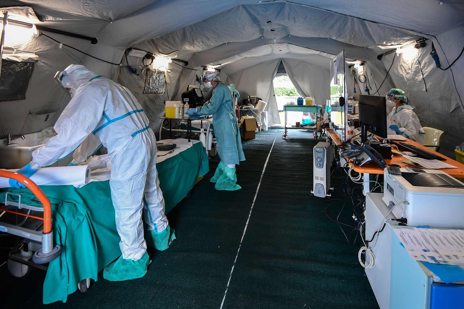 Nhân viên bệnh viện làm việc trong một chiếc lều dã chiến được thiết lập bên ngoài Bệnh viện Brescia ở Lombardy, Italia hôm 13.3. Ảnh: CNN/ AFP/ Getty Images