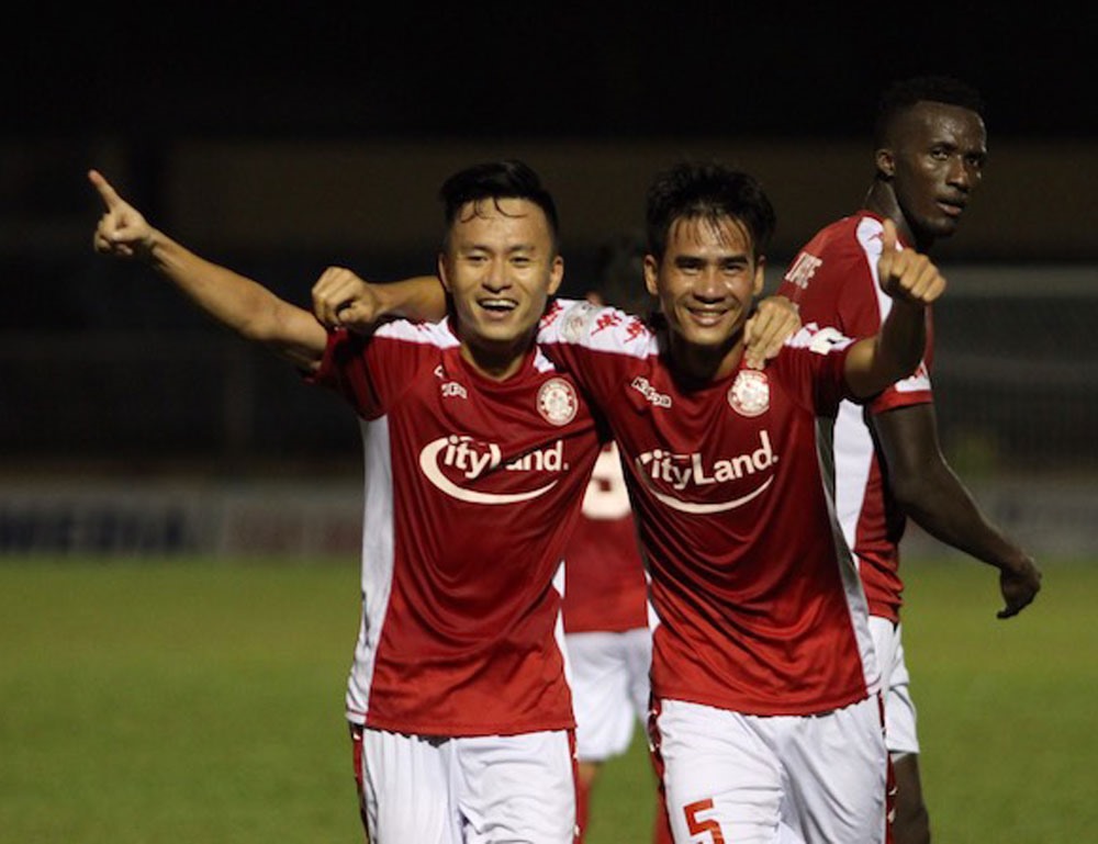 Công Phượng kiến tạo cho Viết Phú (số 5) ghi bàn giúp TP.HCM thắng Quảng Nam 3-2 tại vòng 1 V.League. Ảnh: VPF.