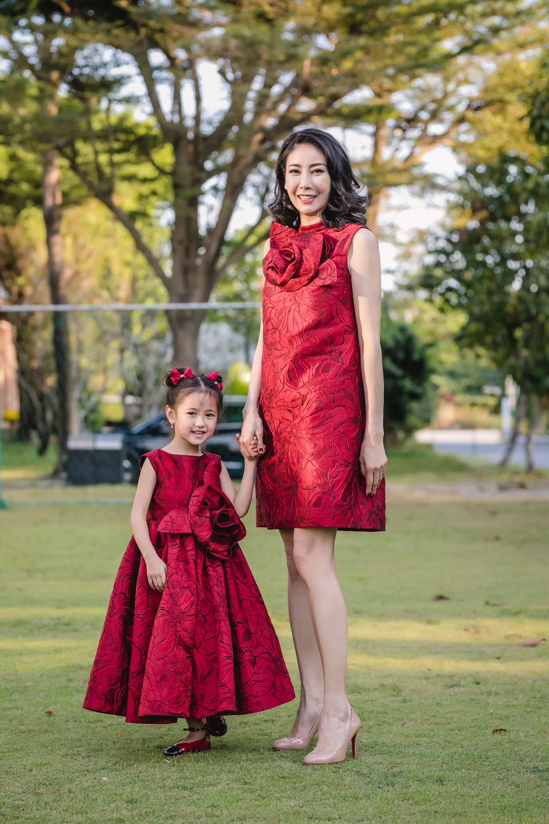 Mẹ con Hoa hậu Hà Kiều Anh đẹp trong mẫu trang phục “giá mềm” của nhà thiết kế Đỗ Mạnh Cường.