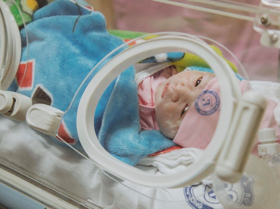 Em bé Kem chào đời đúng ngày Quốc tế Hạnh phúc 20.3 và được bố mẹ đặt tên là Nguyễn Ngọc Lan Chi - một loài cây cỏ may mắn.