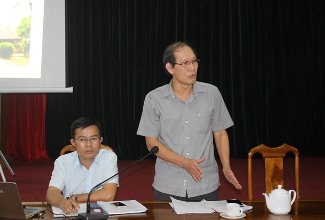 Ông Nguyễn Cảnh Thụy (đứng) cùng ông Nguyễn Tùng Lĩnh đại diện Sở VHTTDL Hà Tĩnh chủ trì cuộc làm việc