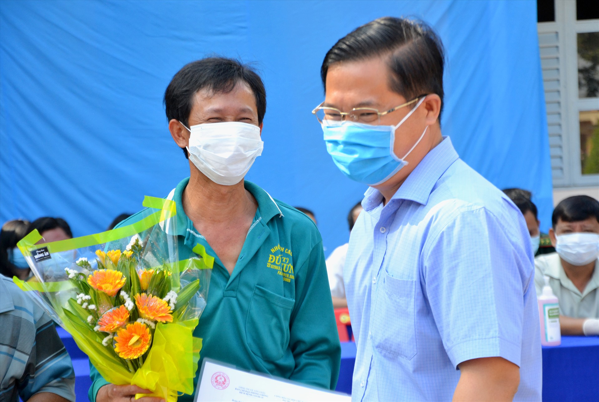 Chủ tịch UBND thị xã Tân Châu Huỳnh Quốc Thái ân cần thăm hỏi người hoàn thành cách ly y tế tập trung. Ảnh: LT
