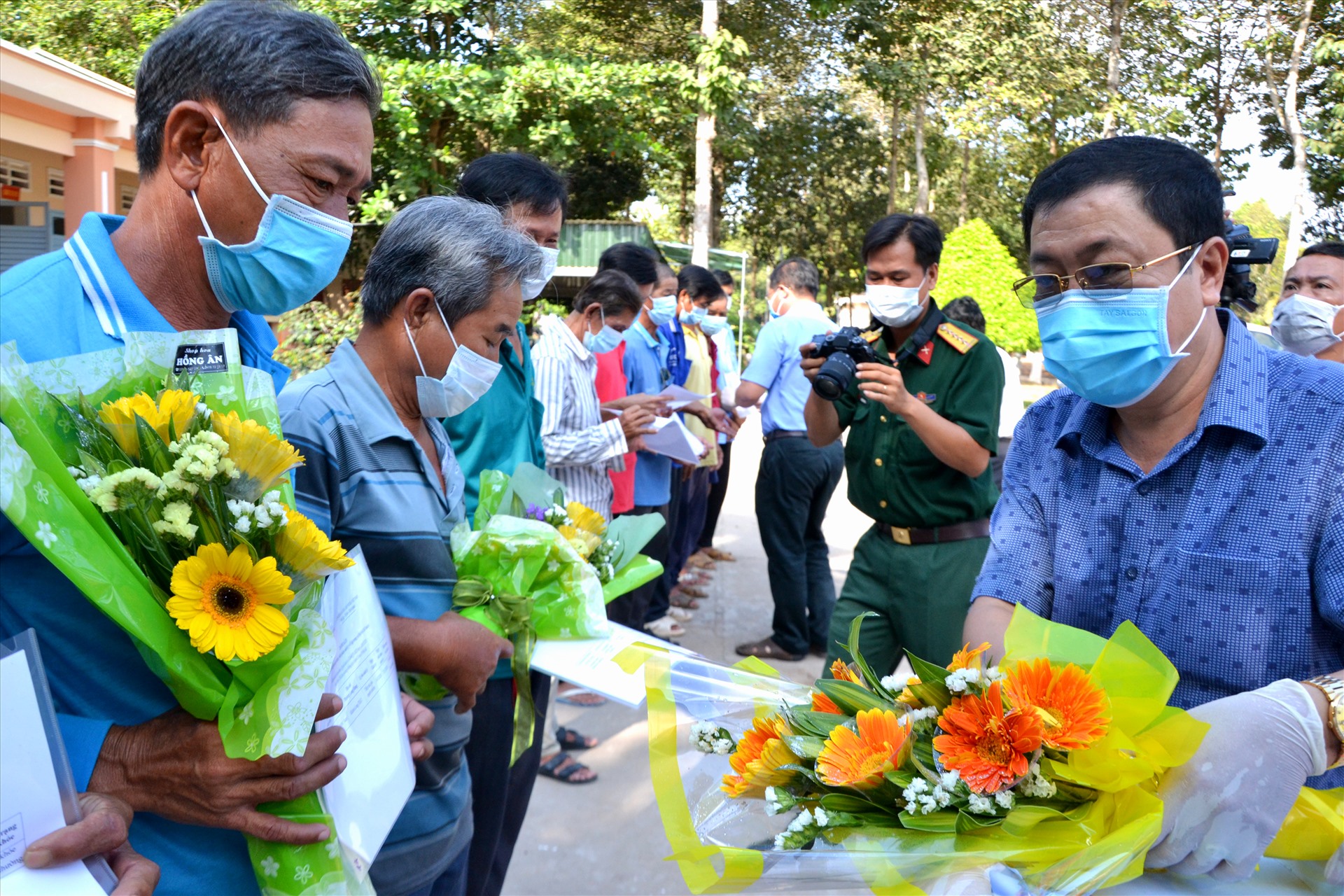 Đại diện lãnh đạo Tân Châu tặng hoa cho người hoàn thành cách ly. Ảnh: LT