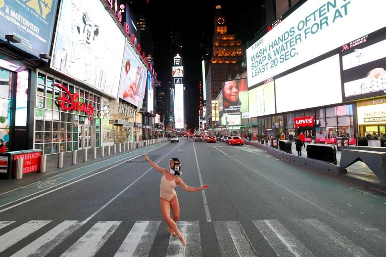 Vũ công ba lê Ashlee Montague đeo mặt nạ phòng độc biểu diễn ở Quảng trường Thời đại, Manhattan, Mỹ hôm 18.3. Ảnh: Reuters/Andrew Kelly.