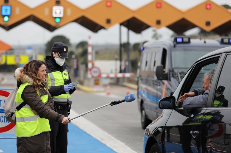 Phóng viên phỏng vấn 1 tài xế hôm 17.3 khi cảnh sát biên giới kiểm tra các phương tiện tại cổng thu phí vào Tây Ban Nha từ Pháp, theo lệnh của chính phủ Tây Ban Nha để thiết lập kiểm soát tại biên giới. Ảnh: Reuters/Nacho Doce.