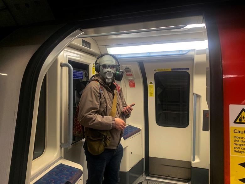 Một người đàn ông đeo mặt nạ phòng vệ khi đi trên tàu điện ngầm ở London, Anh. Ảnh: Reuters.
