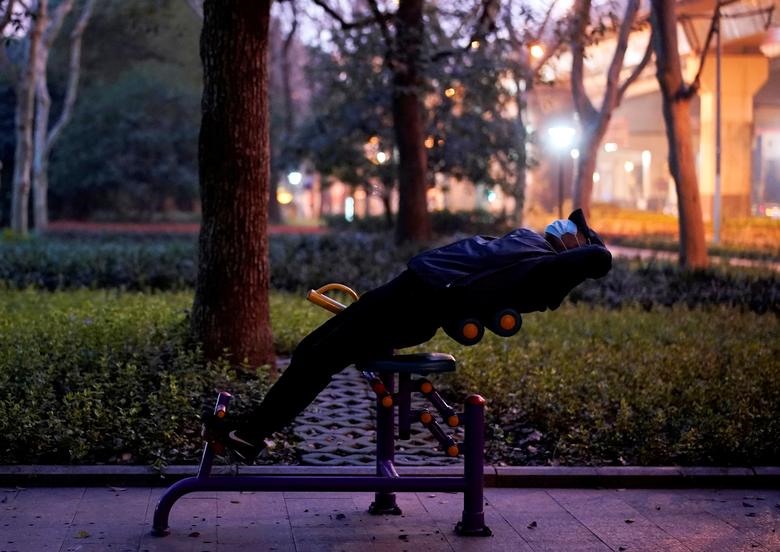 Người dân đeo khẩu trang đi tập thể dục tại Thượng Hải, Trung Quốc. Ảnh: Reuters.