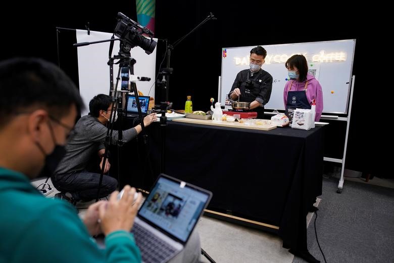 Đầu bếp đeo khẩu trang dạy nấu ăn tại 1 buổi ghi hình ở Thượng Hải, Trung Quốc. Ảnh: Reuters.