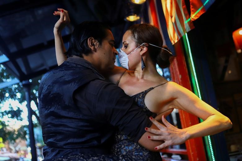 Makrina Anastasiadou và bạn nhảy tango biểu diễn hôm 16.3 tại một nhà hàng gần như không có khách. Các buổi trình diễn tango, các lớp học và các buổi trình diễn tango truyền thống đã bị đình chỉ ít nhất 15 ngày để ngăn chặn sự lây lan của dịch COVID-19 tại Buenos Aires, Argentina. Ảnh: Reuters/Matias Baglietto.