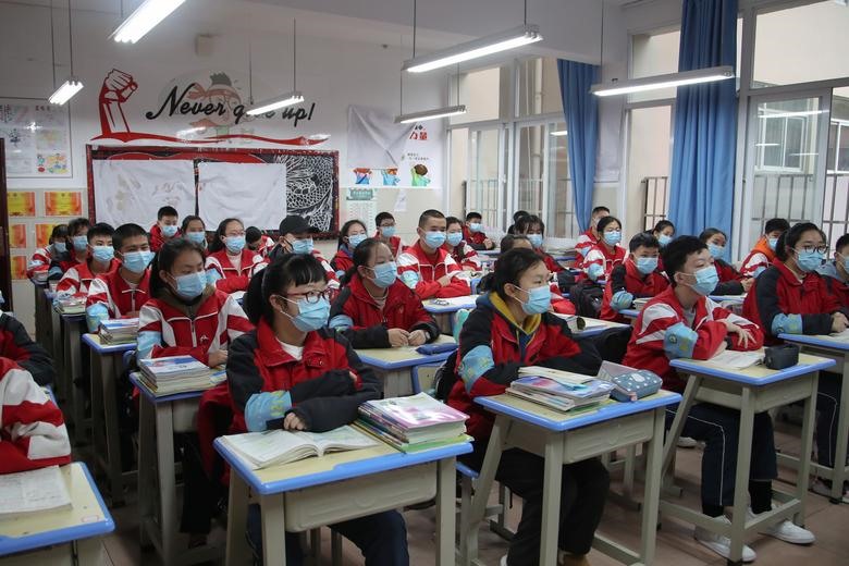 Học sinh trung học đeo khẩu trang trong lớp vào ngày đầu tiên trở lại trường sau khi bùng phát dịch COVID-19, ở Quý Dương, tỉnh Quý Châu, Trung Quốc hôm 16.3. Ảnh: Reuters.