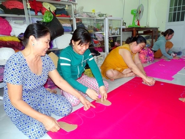 Ngày càng có nhiều người may khẩu trang vải tặng miễn phí cho cộng đồng (ảnh Nhật Hồ)