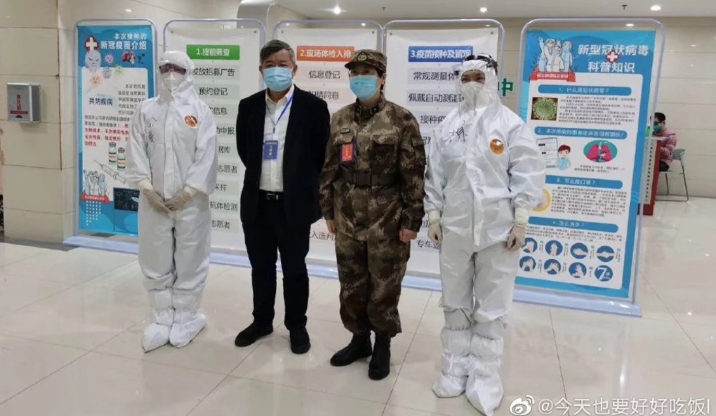 Thiếu tướng Chen Wei (thứ 2 từ phải) là người đầu tiên thử vaccine COVID-19 ở Vũ Hán. Ảnh: Weibo