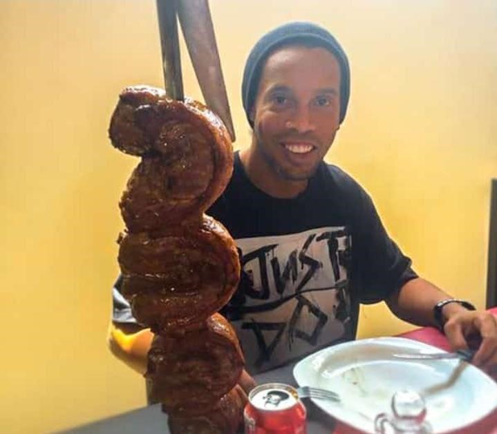 Bữa thịt nướng mừng sinh nhật Ronaldinho. Ảnh: Twitter