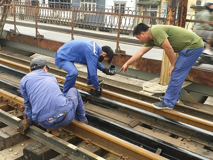 Công việc này được công nhân thực hiện định kỳ để đảm bảo an toàn hành lang đường sắt.