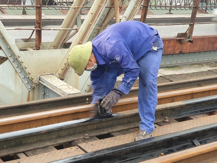 Việc sơn sửa lại đường ray được các công nhân thực hiện rất cẩn thận, tỉ mỉ từng chi tiết để đảm bảo chất lượng.
