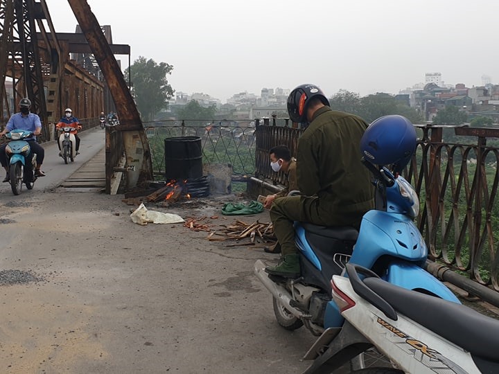Công nhân chia thành 2 địa điểm để đun nấu nhựa đường là đầu và giữa cầu Long Biên.