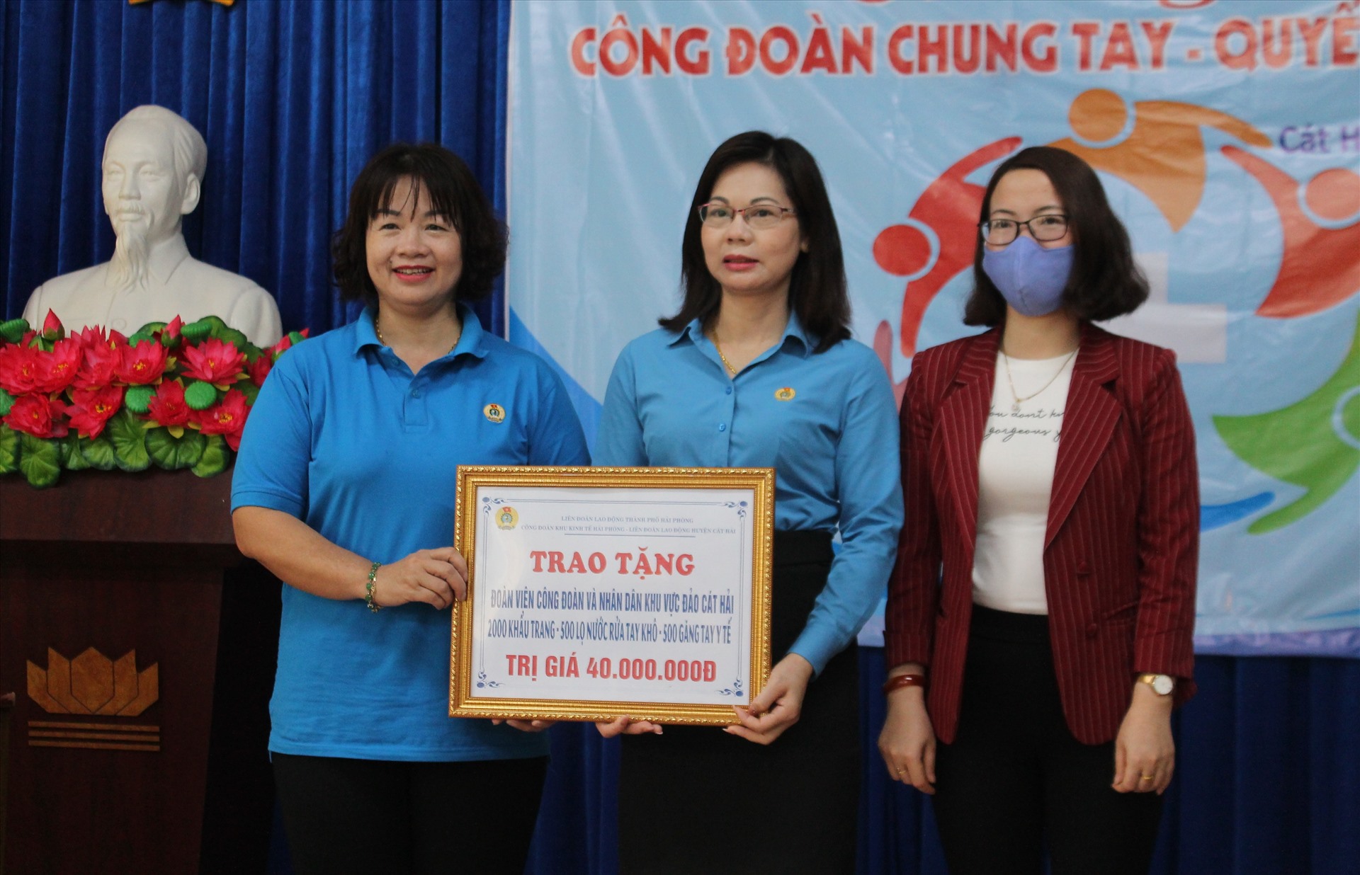 Công đoàn KKT Hải Phòng trao 2.000 khẩu trang, 500 chai dung dịch sát khuẩn tay khô tặng đoàn viên, người lao động huyện Cát Hải. Ảnh Mai Dung