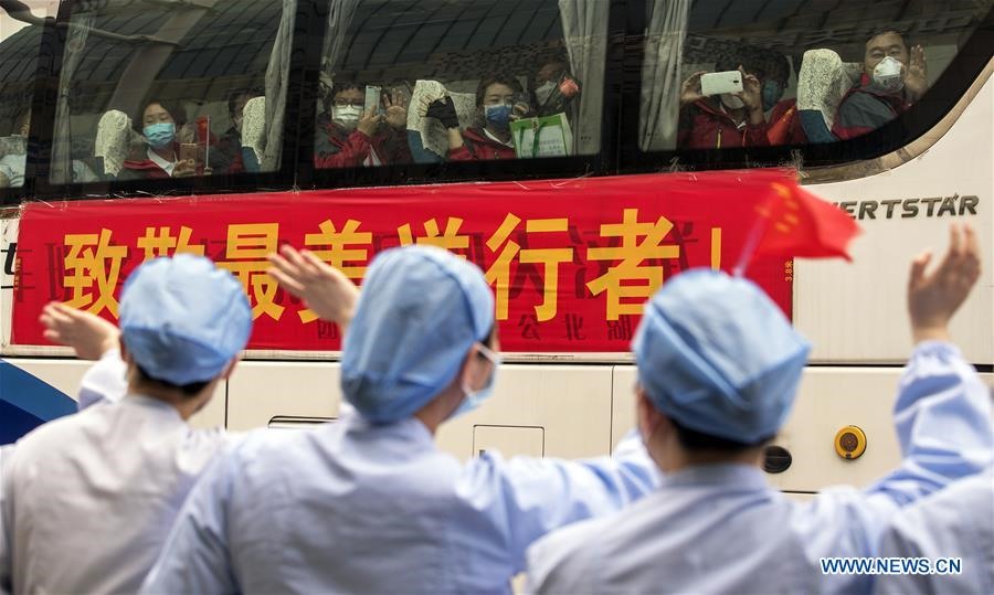 Nhân viên y tế từ Bệnh viện số 1 Vũ Hán chia tay nhân viên y tế đến từ Thiên Tân khi họ rời khỏi Vũ Hán (tỉnh Hồ Bắc), hôm 21.3. Đội hỗ trợ y tế từ Thiên Tân rời Vũ Hán sau khi hoàn thành nhiệm vụ vào ngày 21.3. Ảnh: Xinhua.