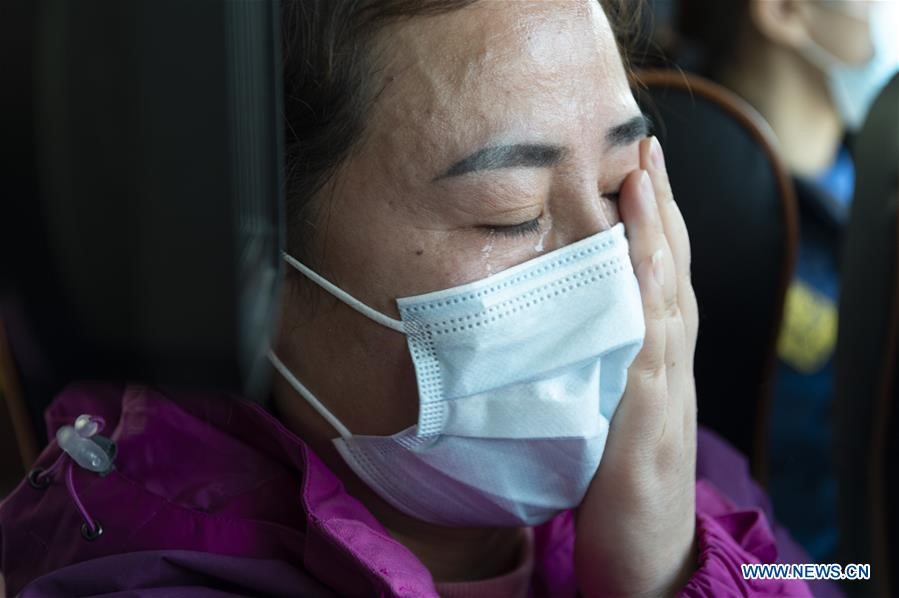 Một nhân viên y tế đã rơi nước mắt khi rời thành phố Tương Dương, tỉnh Hồ Bắc. Ảnh: Xinhua.