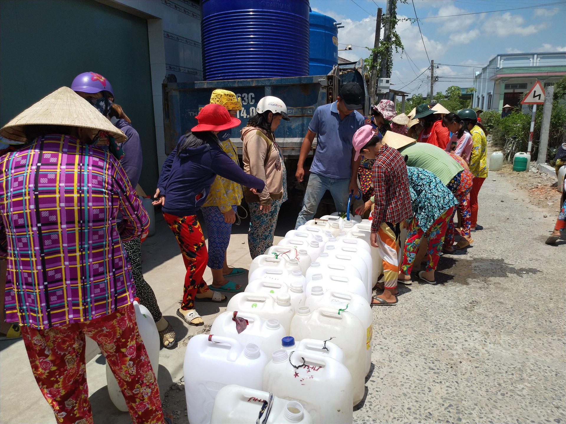 Người dân vùng hạn mặn Gò Công (tỉnh Tiền Giang) đang rất thiếu nước ngọt cho ăn uống, sinh hoạt. Ảnh: K.Q