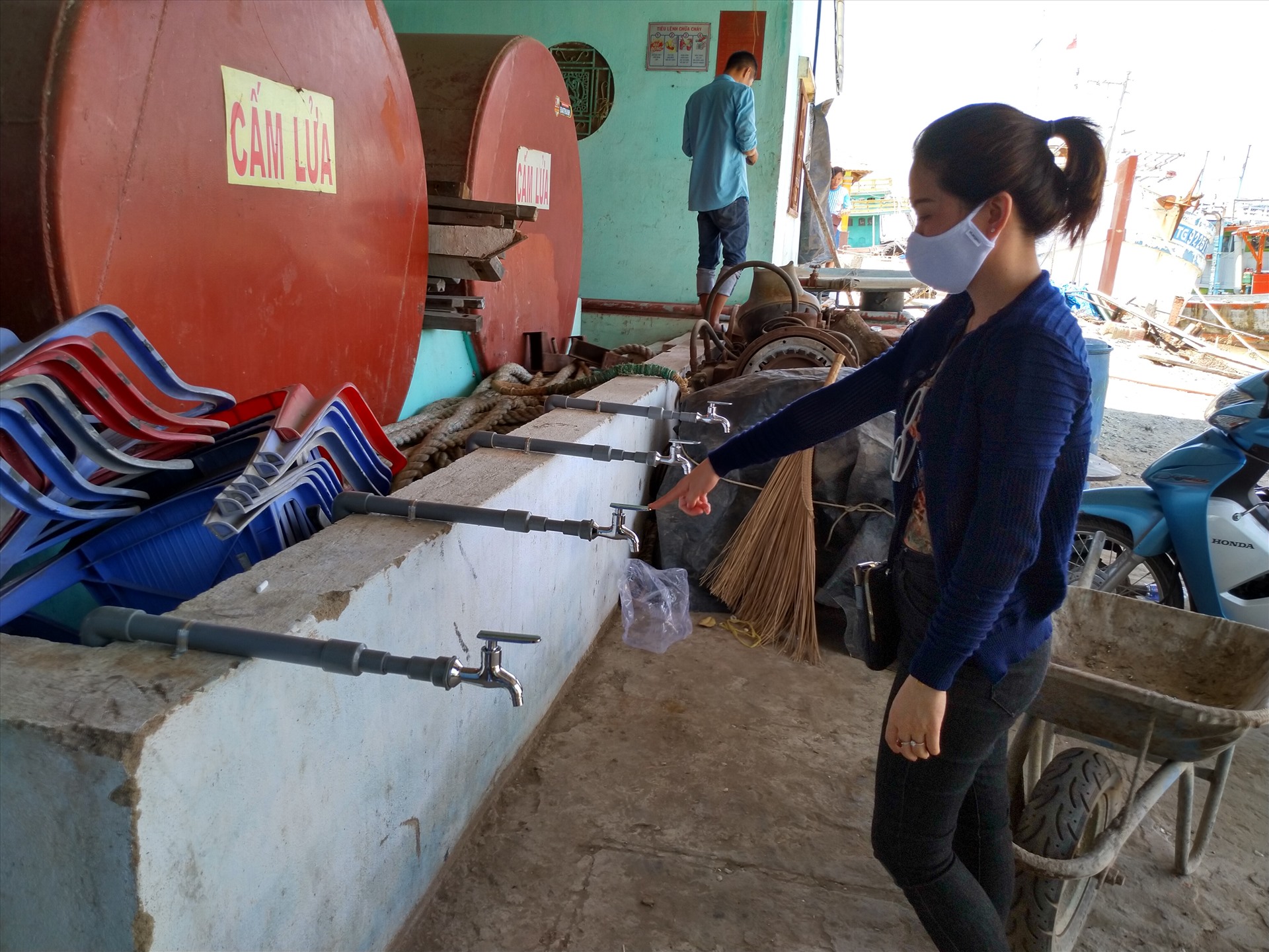 Chỉ ít ngày nữa, các vòi nước này sẽ chảy để cung cấp nước ngọt cho bà con xã Tân Phước. Ảnh: K.Q