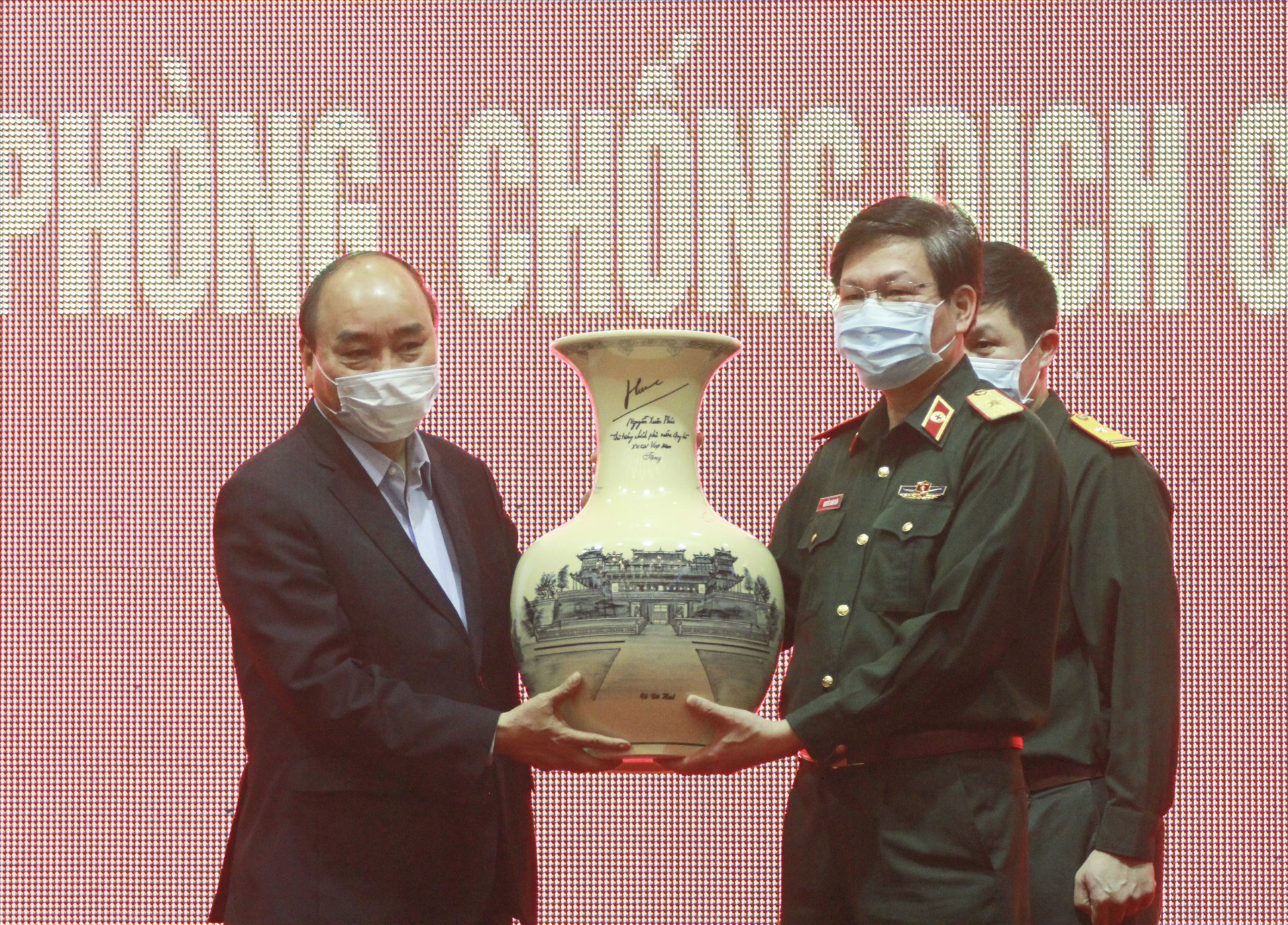 Thủ tướng Chính phủ Nguyễn Xuân Phúc tặng quà cho Cục Quân y, Bộ Quốc phòng. Ảnh T.Vương
