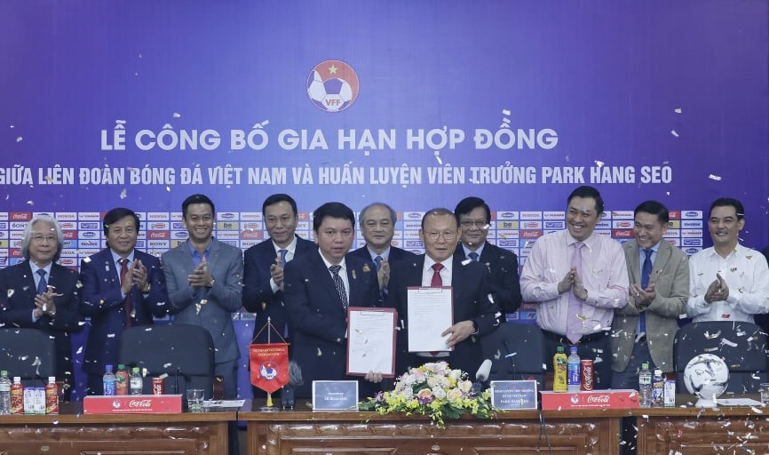 HLV Park Hang-seo nhận lương cao nhất trong lịch sử các huấn luyện tuyển Việt Nam sau khi gia hạn hợp đồng với VFF. Ảnh: VFF.