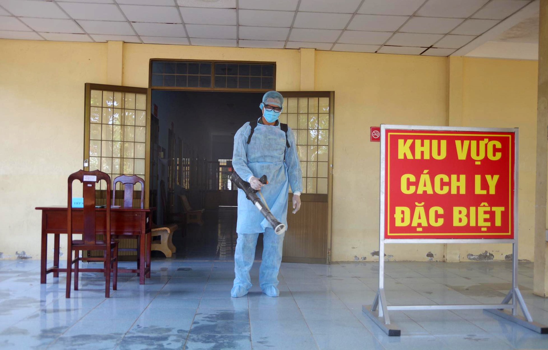 Phun thuốc khử trùng tại khu cách ly trường quân sự tỉnh Trà Vinh, nơi phát hienj 2 ca nhiễm COVID-19