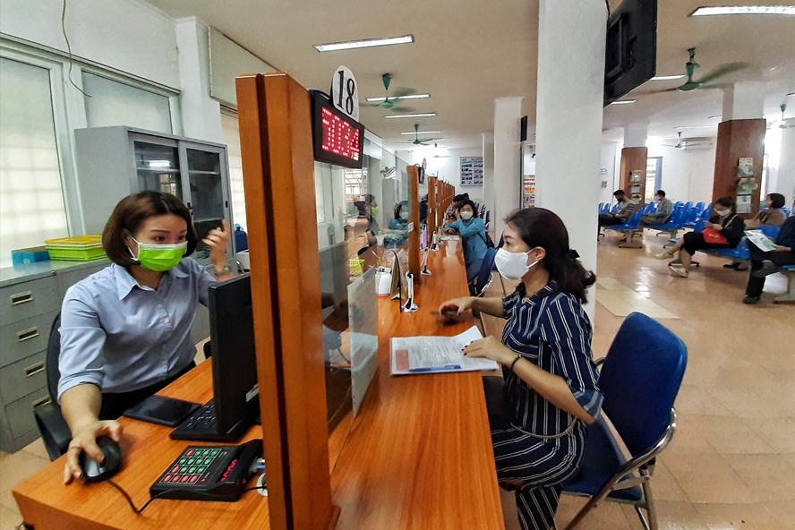 Người lao động đến làm thủ tục đề nghị hưởng trợ cấp thất nghiệp ở Trung tâm Dịch vụ việc làm Hà Nội. Ảnh: Hoa Lê