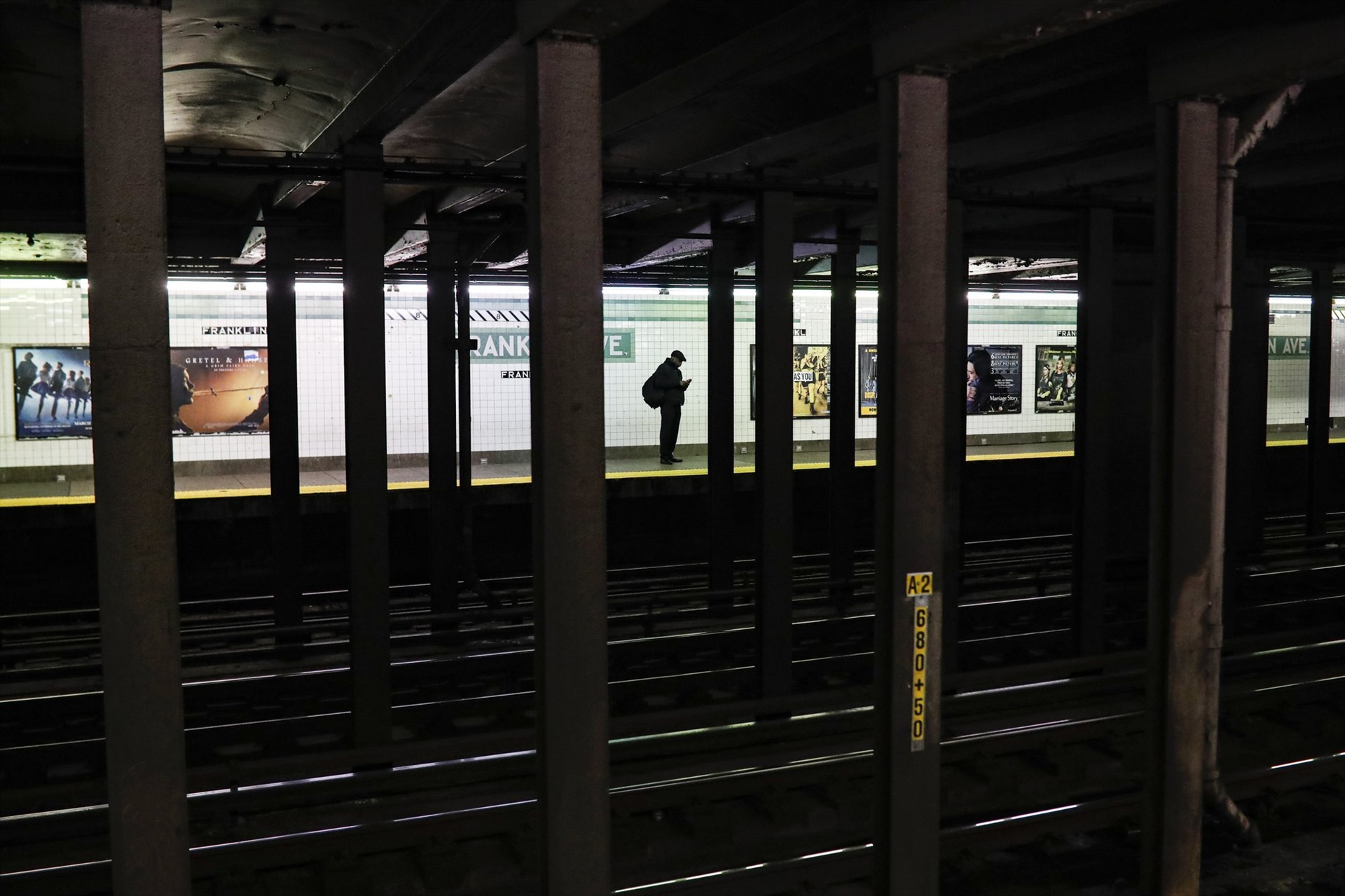 Một hành khách đơn độc giữa ga tàu New York (Mỹ) vào đầu giờ sáng cuối tuần, thời điểm vốn chật cứng hành khách.