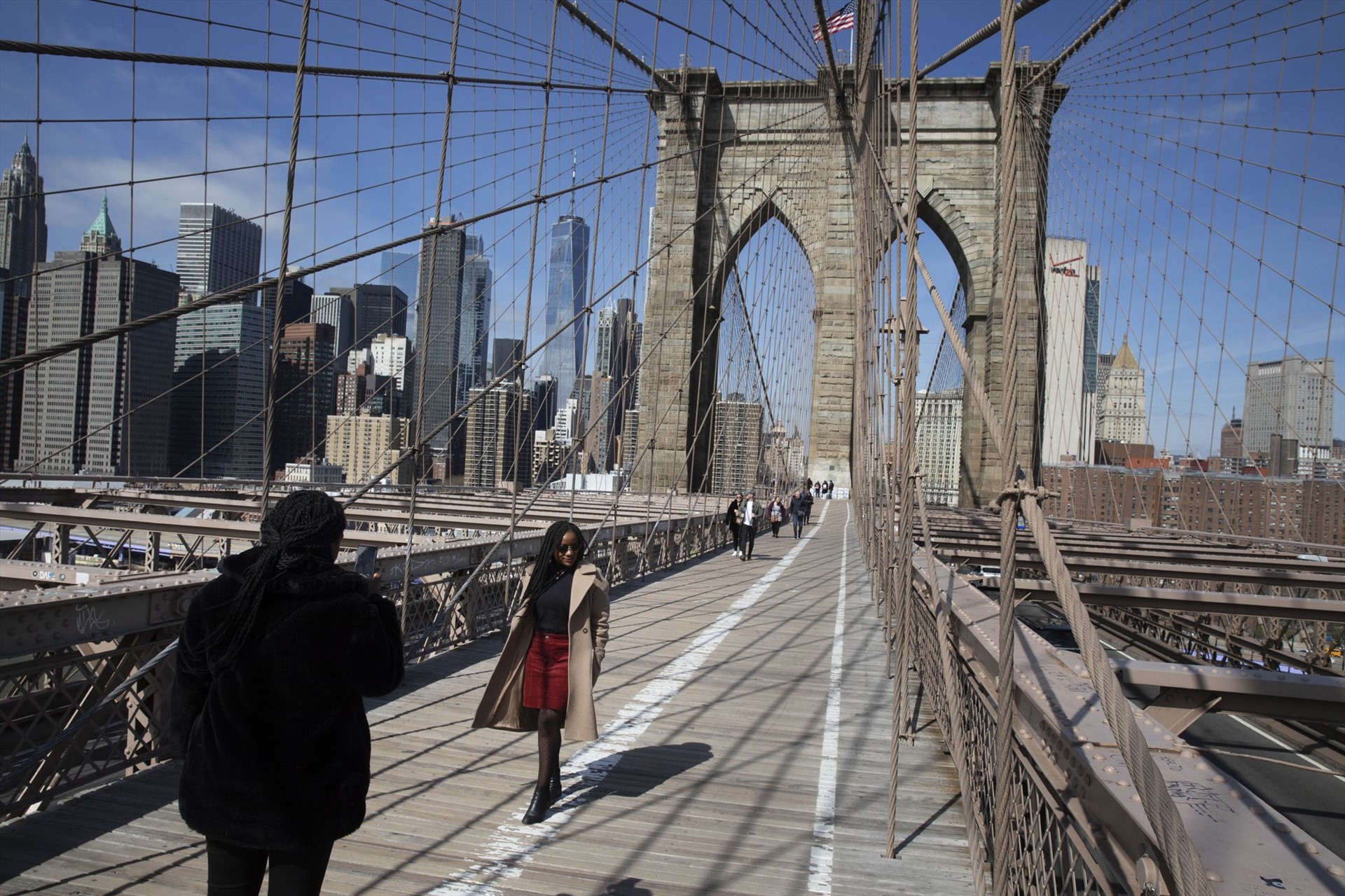 Ines Tshiyomba tranh thủ tạo dáng cho bạn trai chụp ảnh trên cầu Brooklyn vắng vẻ, một địa điểm thường thu hút rất đông du khách ở New York (Mỹ).