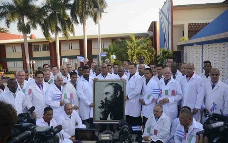 Kể từ sau cuộc cách mạng năm 1959, Cuba thường xuyên gửi các y bác sĩ đến các quốc gia đang phát triển để trợ giúp y tế, điển hình như trong dịch tả tại Haiti và Ebola ở Tây Phi. Tuy nhiên, đây là lần đầu tiên Cuba cử nhóm cứu trợ y tế khẩn cấp tới Italia, một trong những đất nước phát triển kinh tế và y học nhất thế giới. Ảnh: Reuters.