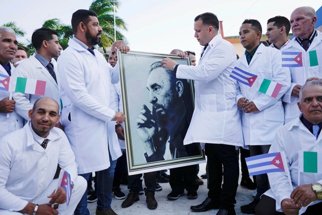 Chính phủ Cuba cử đoàn bác sĩ gồm 52 người đến Italy, theo yêu cầu của chính quyền Bologna, khu vực bị ảnh hưởng nặng nề nhất bởi dịch bệnh. Ảnh: Reuters.
