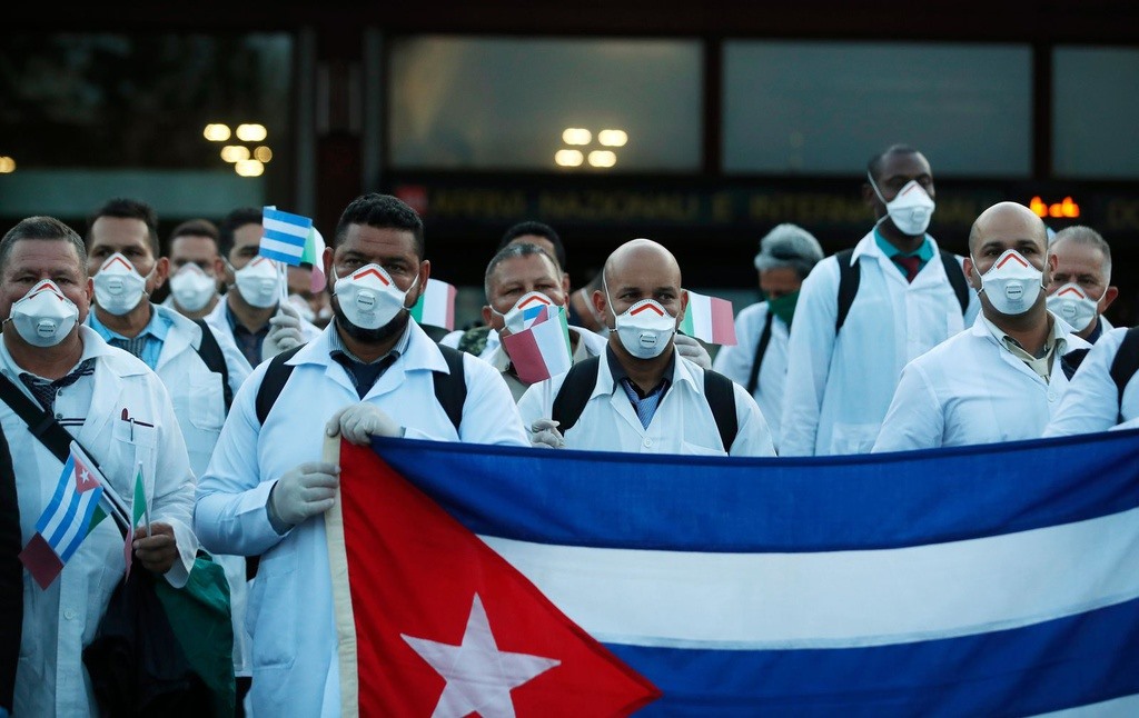 Với việc sở hữu lực lượng nhân viên y tế hùng hậu và có nhiều kinh nghiệm trong việc phòng ngừa và ứng phó các dịch bệnh truyền nhiễm, nhiều quốc gia như Peru, El Salvador, San Vicente và Granadinas... cũng đang đề nghị Cuba giúp đỡ trong cuộc chiến ngăn chặn dịch COVID-19 lây lan. Ảnh: Reuters.