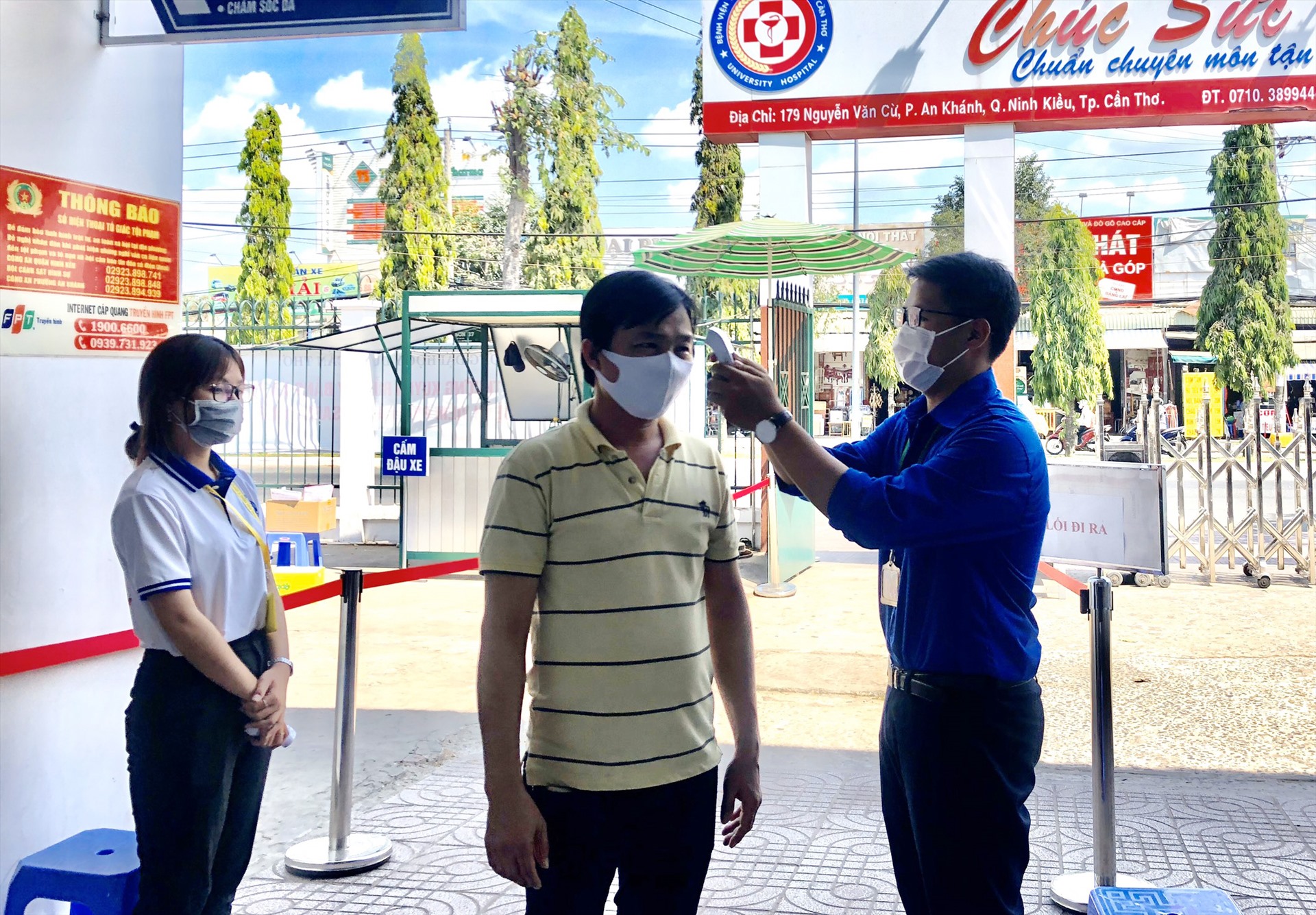 Sinh viên Trường Đại học Y dược Cần Thơ đo thân nhiệt, tuyên truyền phòng chống dịch cho người bệnh đến khám tại bệnh viện nhà trường