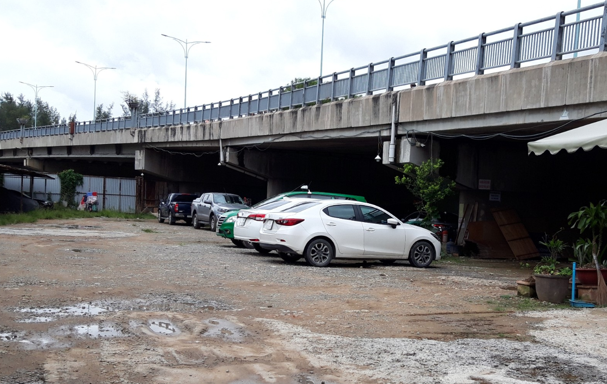 Nhiều xe ôtô đỗ trong và cạnh gầm cầu Him Lam. Ảnh Trần Khanh.