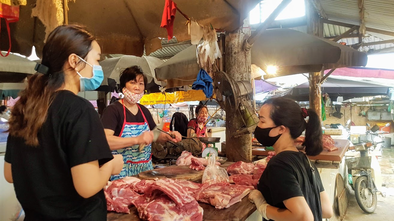 Giá thịt lợn tại chợ rẻ hơn siêu thị từ 25-40% tuy mặt hàng. Ảnh: Kh.V