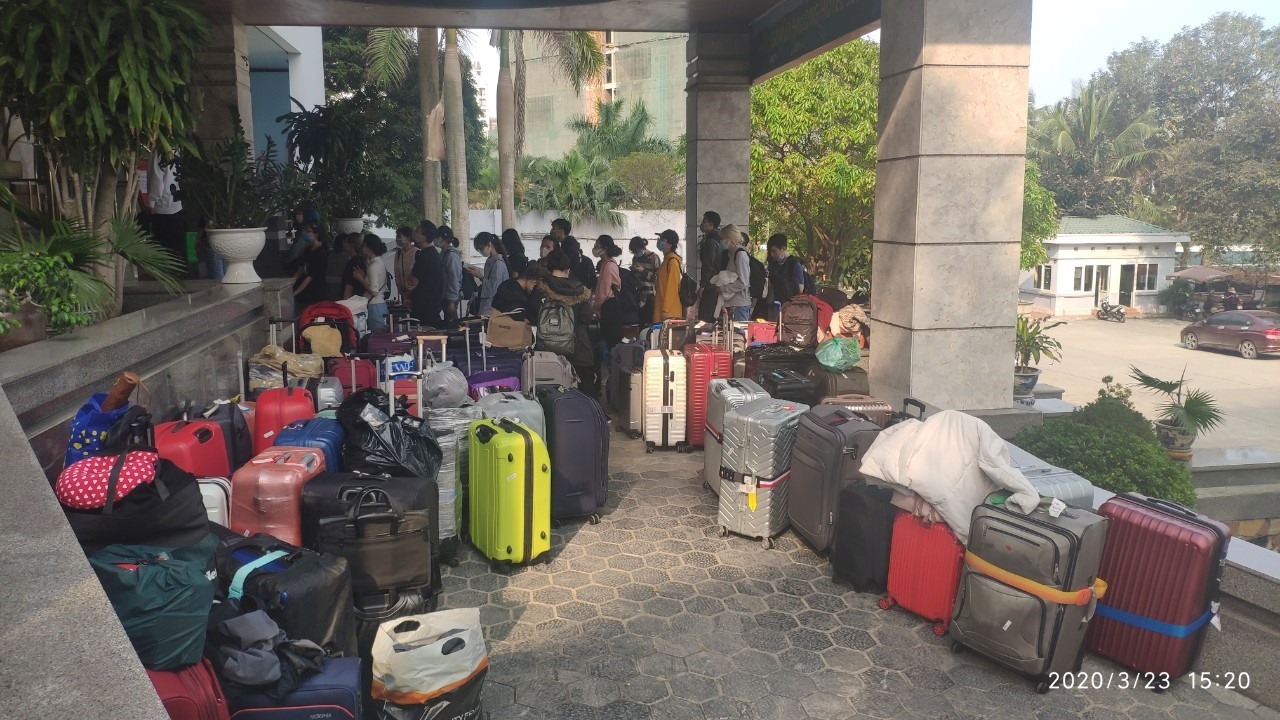 Hành lý của du học sinh từ Anh trở về sáng nay tại khách sạn Grand Hạ Long, Bãi Cháy, TP.Hạ Long. Ảnh: Nguyễn Hùng