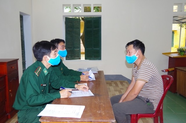 Lực lượng Biên phòng lấy lời khai của thuyền trưởng Nguyễn Văn Quế