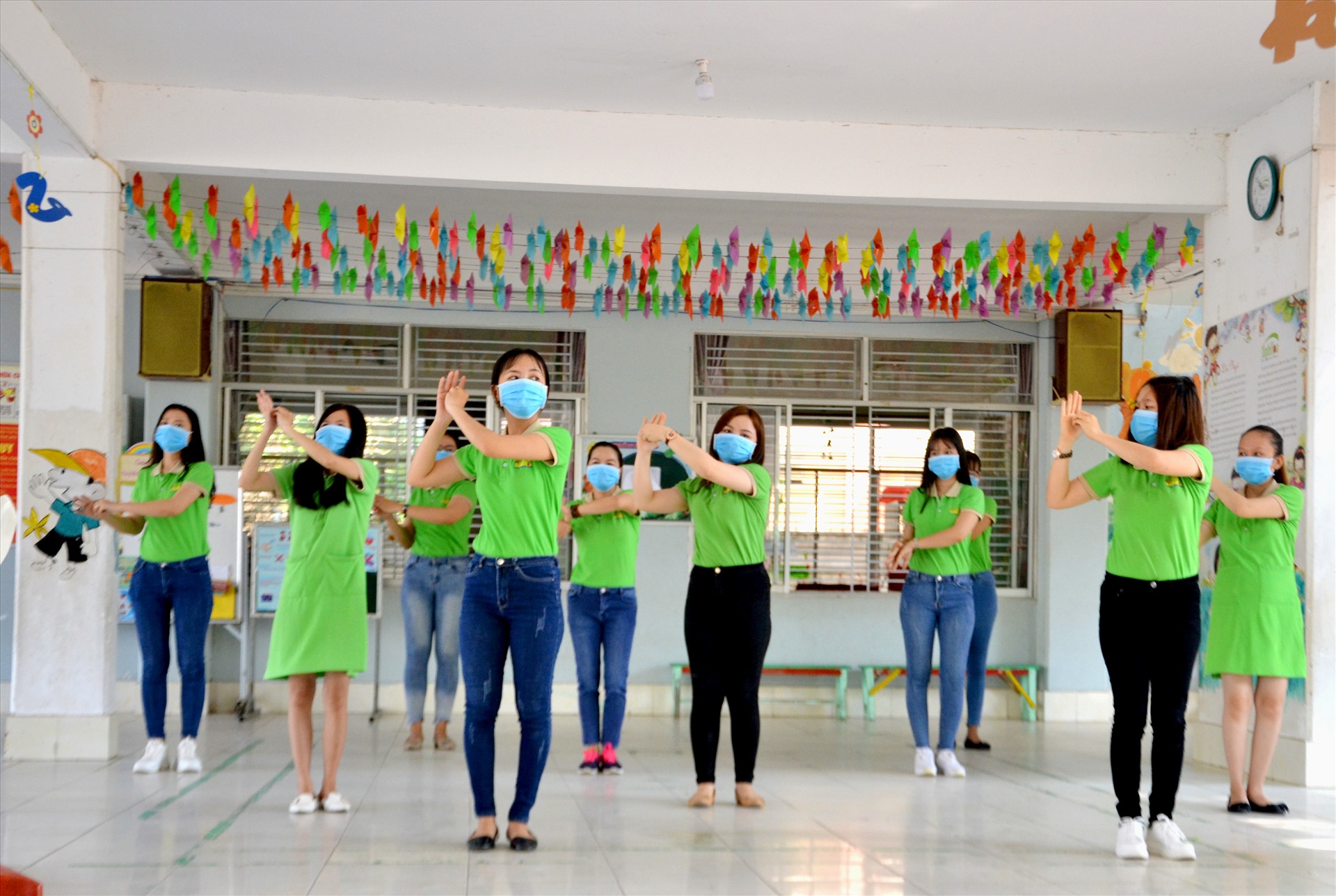 Giáo viên Trường song ngữ Tinh Hoa thực hiện múa bài hát Ghen cô Vy để chuyển tải đến học sinh cảm hứng trong những ngày tạm nghỉ học. Ảnh: LT