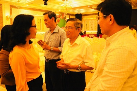 GS Nguyễn Minh Thuyết trao đổi với giáo viên Tiền Giang bên lề hội thảo (10/1/2020).