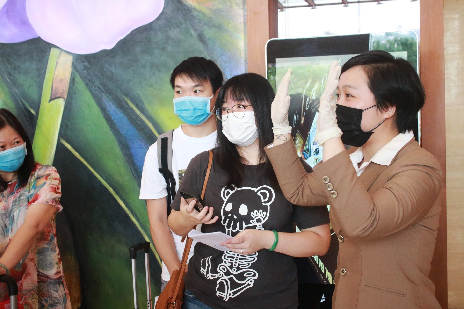 Du khách nước ngoài tạm biệt Việt Nam sau khi hoàn thành cách ly ở khách sạn VanDa Đà Nẵng. Ảnh: Thùy Trang