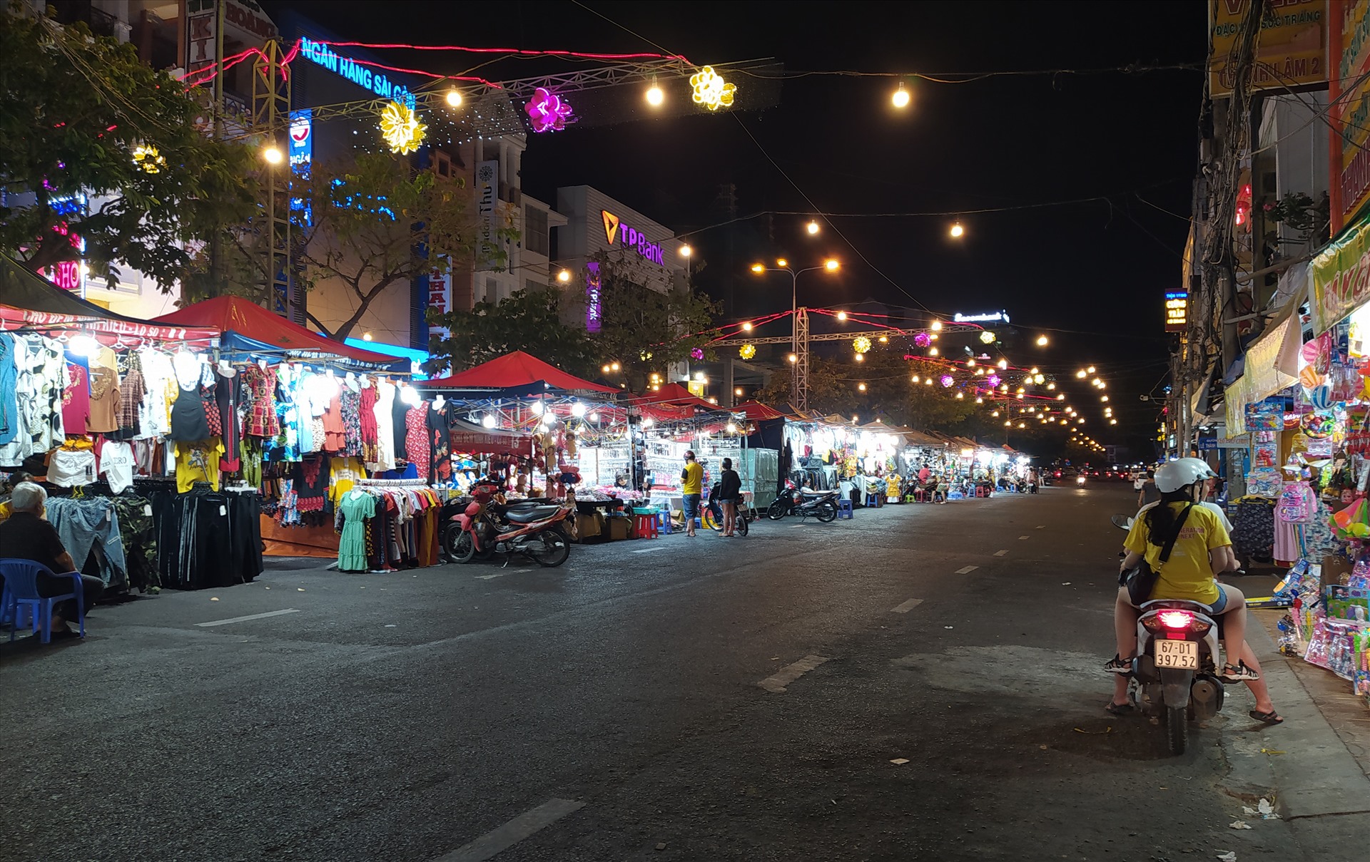 Chợ đêm Cần Thơ cũng rơi vào cảnh vắng lặng. Chị Hồng, một tiểu thương kinh doanh cho biết, tình trạng ế ẩm diễn ra hơn 1 tháng nay, chị đang tính đến chuyện sang lại mặt bằng, nhưng không ai chịu sang. Không biết tình trạng này kéo dài đến bao giờ