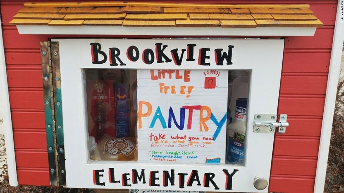 Tủ thư viện của Trường Tiểu học Brookview đã biến thành “Tủ đồ ăn miễn phía“. Ảnh: CNN