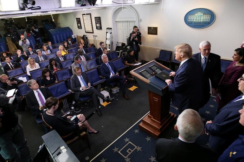 Các phóng viên giữ khoảng cách xã hội trong cuộc họp báo của Tổng thống Mỹ Donald Trump tại Nhà Trắng ở Washington, Mỹ. Ảnh: REUTERS/Jonathan Ernst.