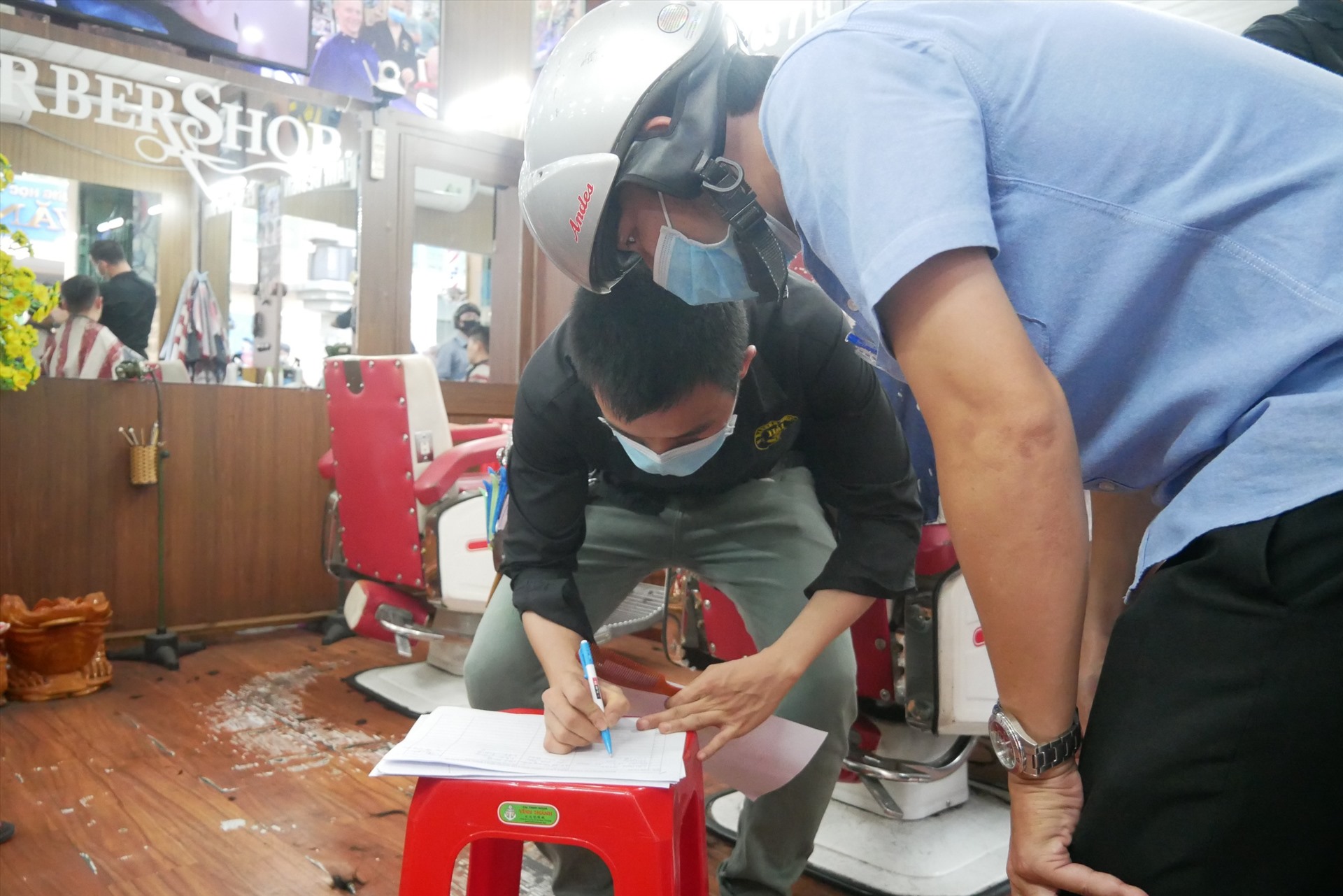 Trần Ngọc - chủ tiệm cắt tóc Hải Baerber shop trên đường Cống Quỳnh (quận 1) cho biết, từ 18h hôm nay sẽ chấp hành nghiêm chỉnh cho đến khi UBND có quyết định cho hoạt động trở lại.