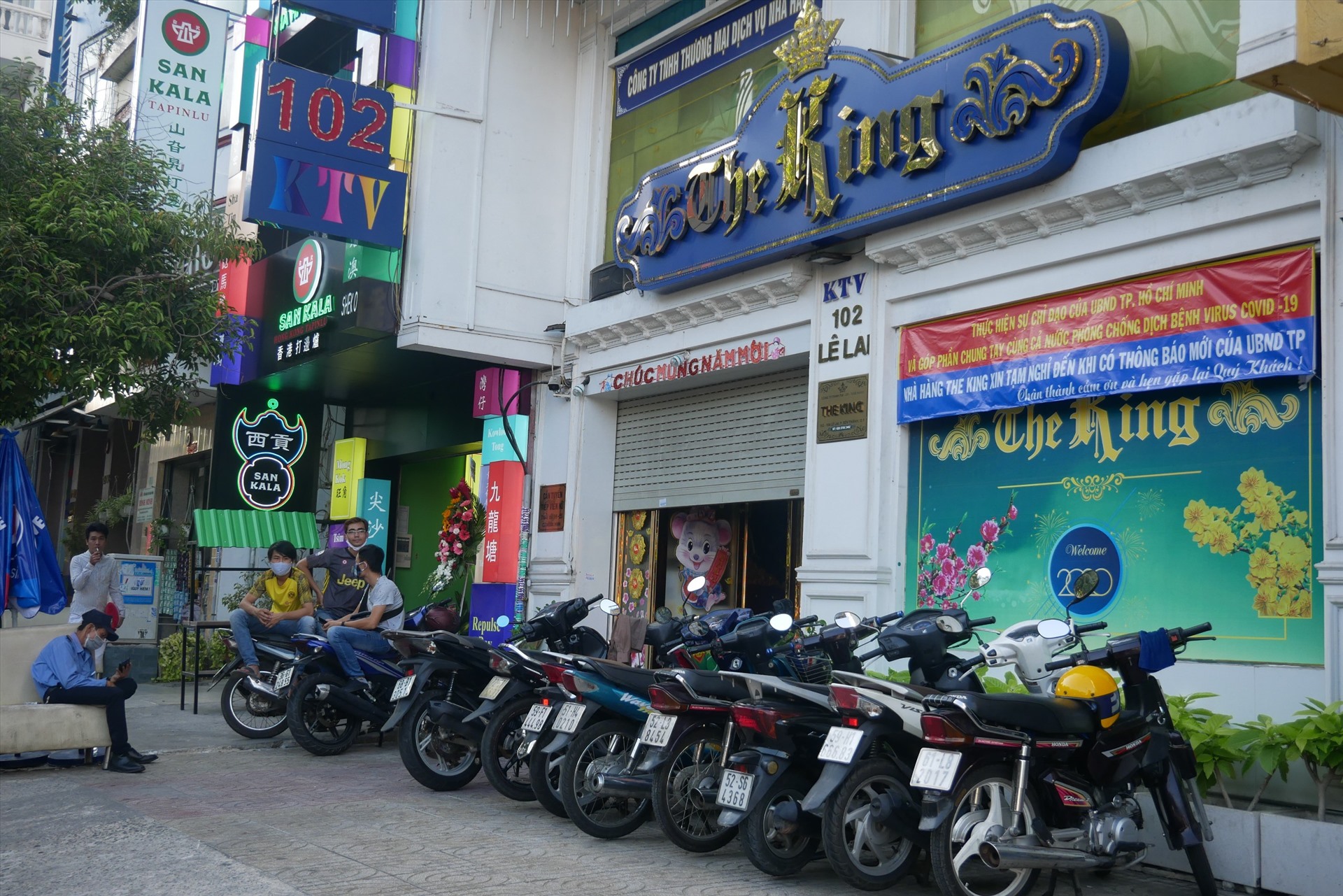 Một nhà hàng trên đường Lê Lai (quận 1) treo biển tạm dừng hoạt động cho đến khi có thông báo mới của UBND TPHCM.