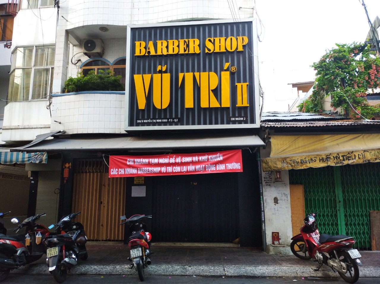 Một tiệm hớt tóc trên đường Nguyễn Thị Minh Khai (quận 1) chấp hành lệnh đóng cửa.