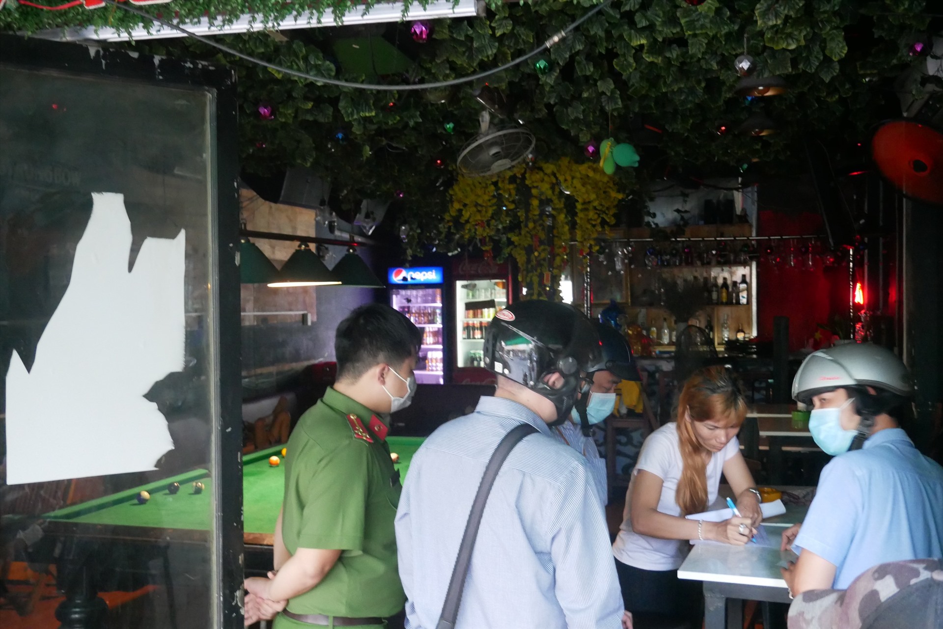 Từ 16h30 ngày 24.3, đoàn chức năng của UBND phường Phạm Ngũ Lão (quận 1) đã tới  các nhàn hàng, cơ sở kinh doanh ăn uống, tiệm cắt tóc trên địa bàn phường để vận đông các cơ sở này tạm thời đóng cửa từ 18h theo chỉ đạo của UBND thành phố.