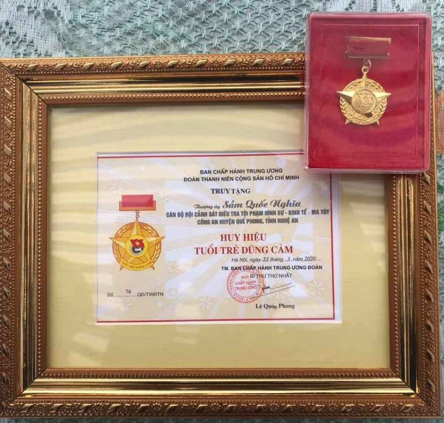 Ghi nhận sự hi sinh dũng cảm của đồng chí Đại úy Sầm Quốc Nghĩa, Trung ương Đoàn đã truy tặng Huân chương dũng cảm cho đồng chí. Ảnh: CANA